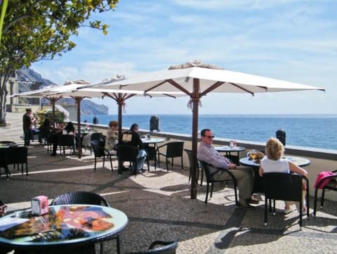 Patio, Nearby landmark, Restaurant/places to eat, Day, People, Neighbourhood, Lounge or bar, Sea view, group of guests