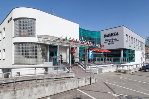 Property building, Facade/entrance, Day