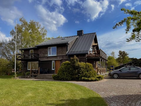 Property building, Day, Neighbourhood, Garden, Parking