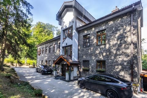 Property building, Neighbourhood, Parking
