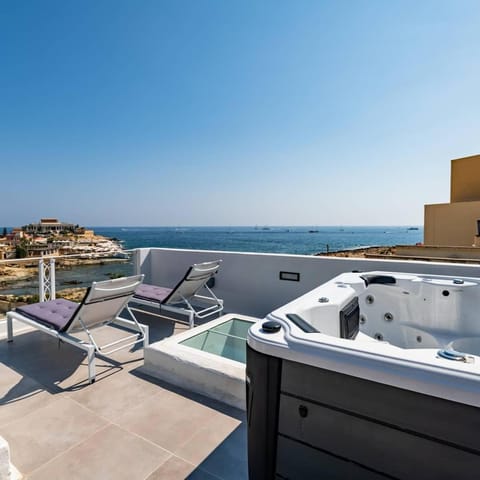 7Br 7 En-suite seafront house jacuzzi House in Saint Julians