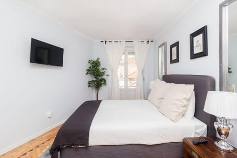 Bed, TV and multimedia, Bedroom