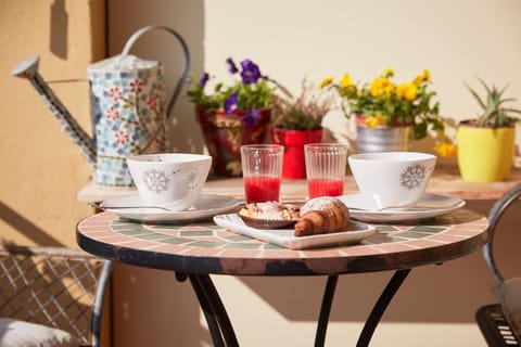 Property building, Balcony/Terrace, Decorative detail