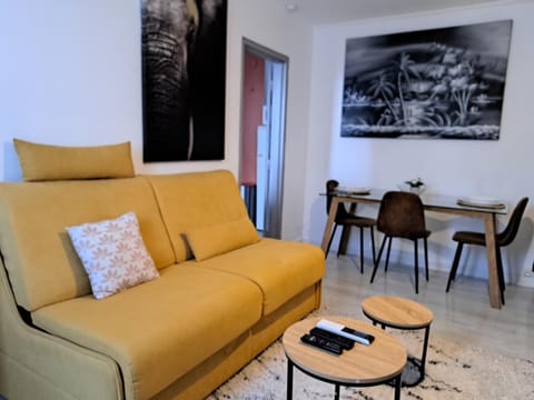 Studio Nimes - Clim - Wifi -Cuisine privatif - parking privé - salle de bain commune- balcon Apartment in Nimes