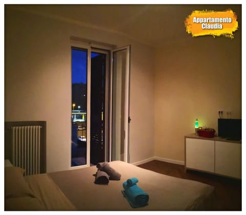 Bed, TV and multimedia, Photo of the whole room, Bedroom, internet, towels