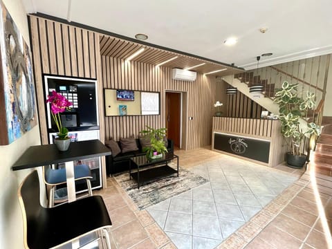 Staff, Facade/entrance, Spring, Winter, Summer, Lobby or reception, Bedroom, Breakfast, Non alcoholic drinks, children, young children, older children, Parking, internet, internet, towels, vending machine, wardrobe