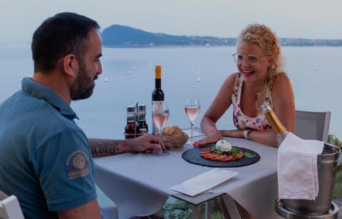 Restaurant/places to eat, Lake view