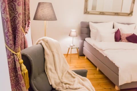 Bed, Photo of the whole room, Seating area