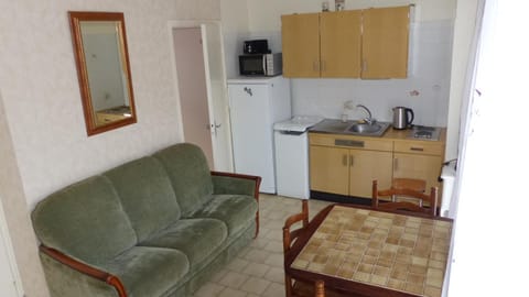 Kitchen or kitchenette, Living room, Seating area, Dining area