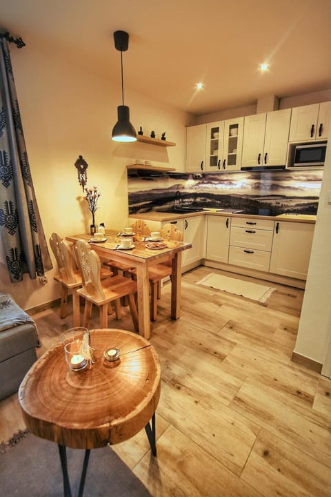 Kitchen or kitchenette, Dining area