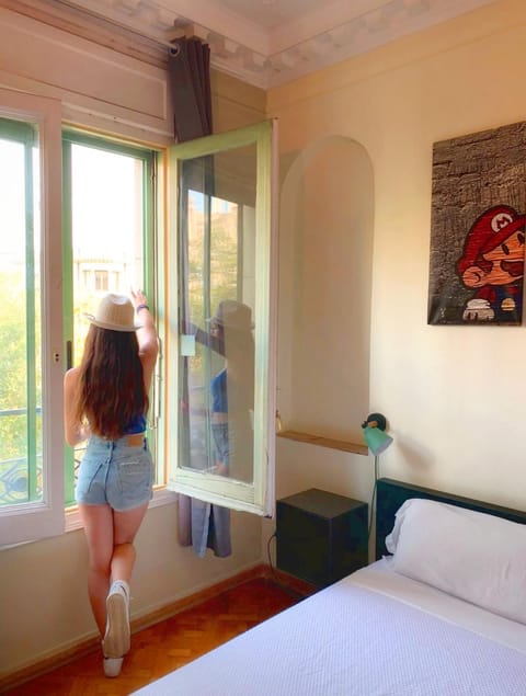 Bed, People, Photo of the whole room, Guests