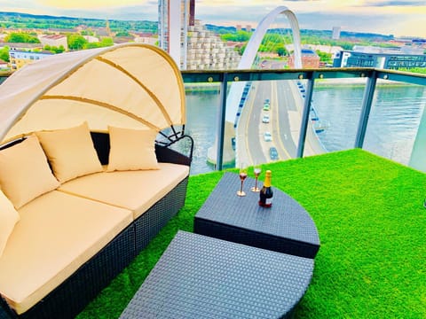 Glasgow City Centre - The PENTHOUSE with RiverViews - (Duplex, 3 Bedrooms, 3 Bathrooms, 2 Living rooms/Kitchen, Private SKY Terrace, 2 Parkings, Top Floor, Huge - 2100 sq ft, SECC HYDRO) Apartment in Glasgow