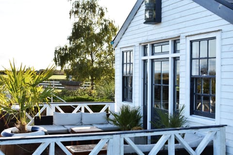 Property building, Patio, Garden, Balcony/Terrace