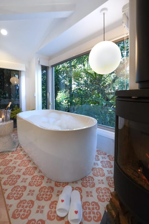 Natural landscape, View (from property/room), Spa and wellness centre/facilities, Decorative detail, Garden view, Bath, flat iron