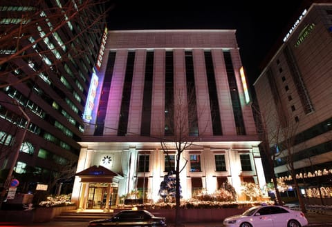 Property building, Facade/entrance, Night
