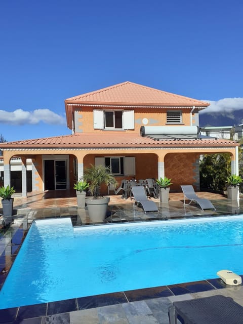 Property building, Swimming pool, sunbed