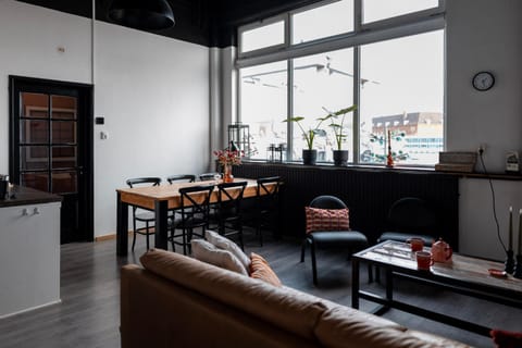 Kitchen or kitchenette, Living room, Seating area, Dining area