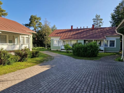 Property building, Day, Neighbourhood, Garden