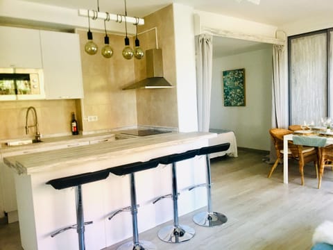 Kitchen or kitchenette, Dining area