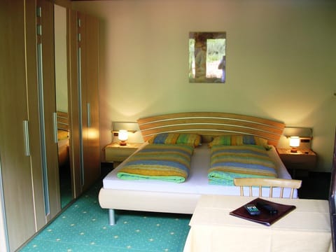 Bed, Photo of the whole room, wardrobe