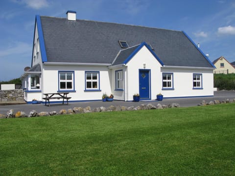 Facade/entrance, Summer, Garden, On site, Garden view