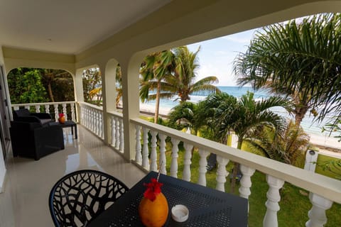 Natural landscape, Garden, Balcony/Terrace, Balcony/Terrace, Seating area, Dining area, Beach, Garden view, Sea view