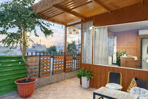 Property building, Day, Balcony/Terrace