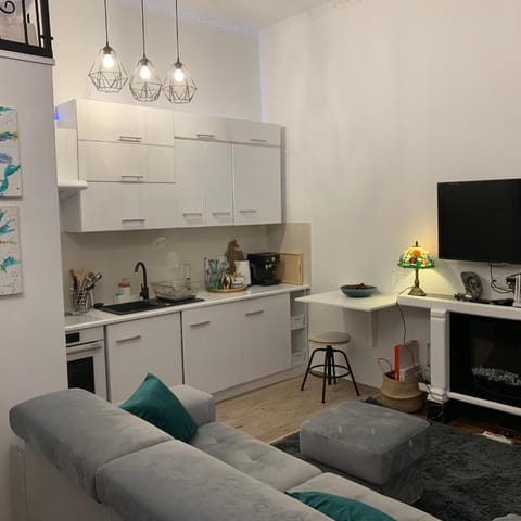 Coffee/tea facilities, Kitchen or kitchenette, Seating area, oven