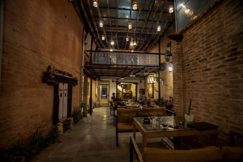 Restaurant/places to eat, Restaurant/places to eat, Lounge or bar