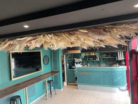 Restaurant/places to eat, Lounge or bar