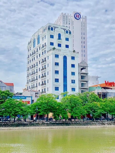 Property building, Day, Natural landscape, City view, Lake view, River view
