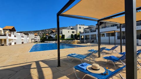 Swimming pool, sunbed