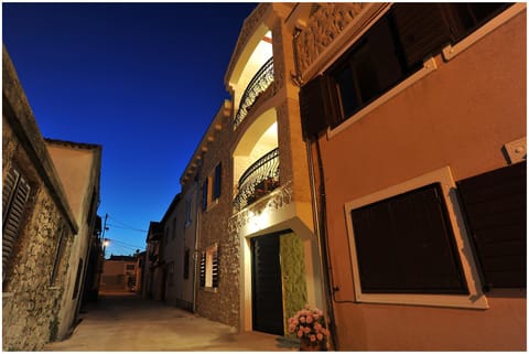 Facade/entrance, Night