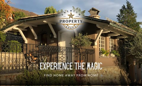 Property building, Day, Property logo or sign, Bird's eye view, View (from property/room), Logo/Certificate/Sign, City view, Inner courtyard view, kitchen