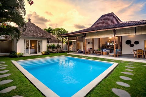 Property building, Swimming pool, sunbed