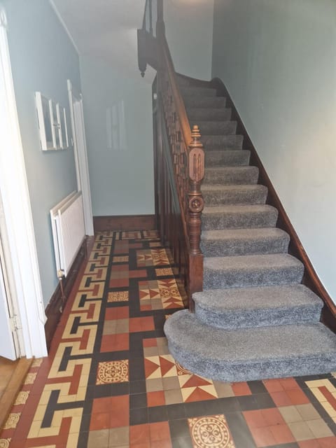 Hereford - Falcon House - Spacious 5 Bedroom House With Games Room - Sleeps 14 Guests - Great Property For Family & Friends Gathering Together - Hosted by RENTMYHOUSE Apartment in Hereford