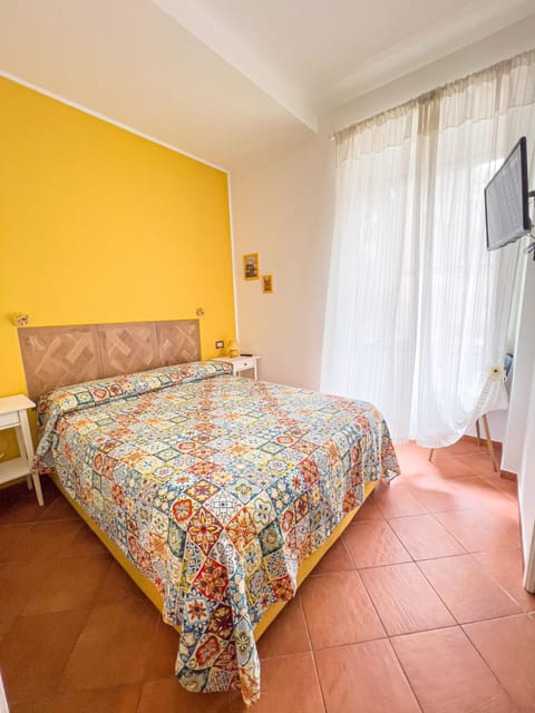 Bed, TV and multimedia, Bedroom