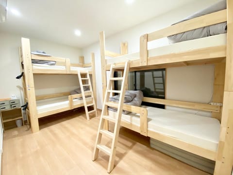 Bedroom, bunk bed