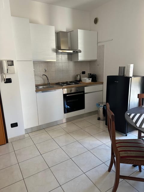Kitchen or kitchenette, Dining area, oven