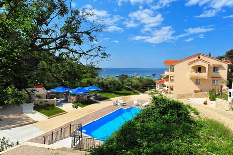 Property building, Neighbourhood, On site, Area and facilities, Swimming pool, Swimming pool