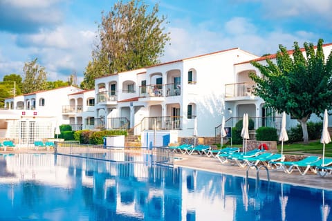 Facade/entrance, Garden, Pool view, Swimming pool, sunbed