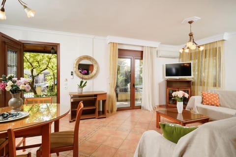 TV and multimedia, Living room, Seating area, Dining area