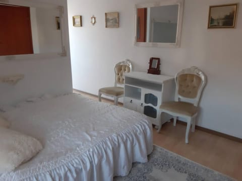 Bed, Photo of the whole room, Seating area, Bedroom