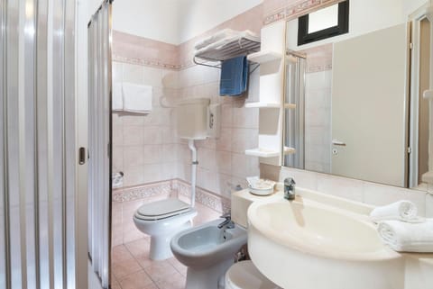 Shower, Toilet, Bathroom, Bedroom, bidet, towels