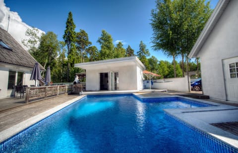 Property building, Patio, Day, Natural landscape, Summer, BBQ facilities, Garden, Library, Balcony/Terrace, Lounge or bar, Decorative detail, On site, Garden view, Swimming pool, Swimming pool