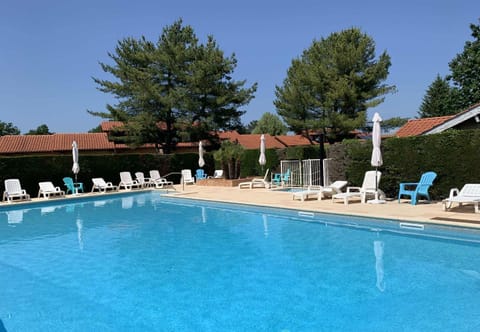 Swimming pool, sunbed