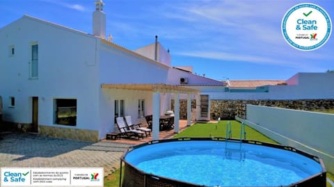 Property building, Facade/entrance, Garden, Garden view, Swimming pool, Parking
