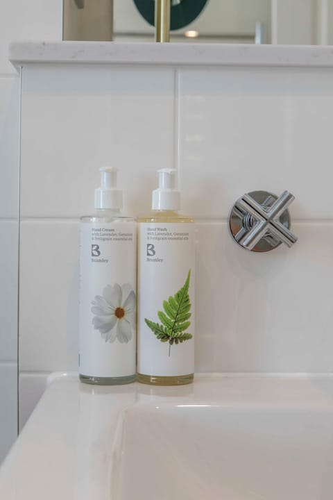 Beautiful, modern 1 bedroom luxury apartment with free allocated onsite parking in Hope Place Bath, City Centre with Beautiful City Views, a stones throw from The Royal Crescent in Bath Apartment in Bath