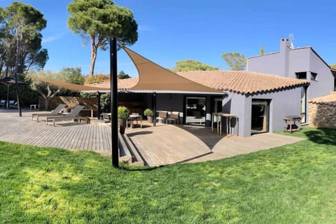 Facade/entrance, Natural landscape, Garden, Garden view