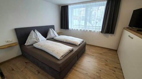 Bed, TV and multimedia, Bedroom